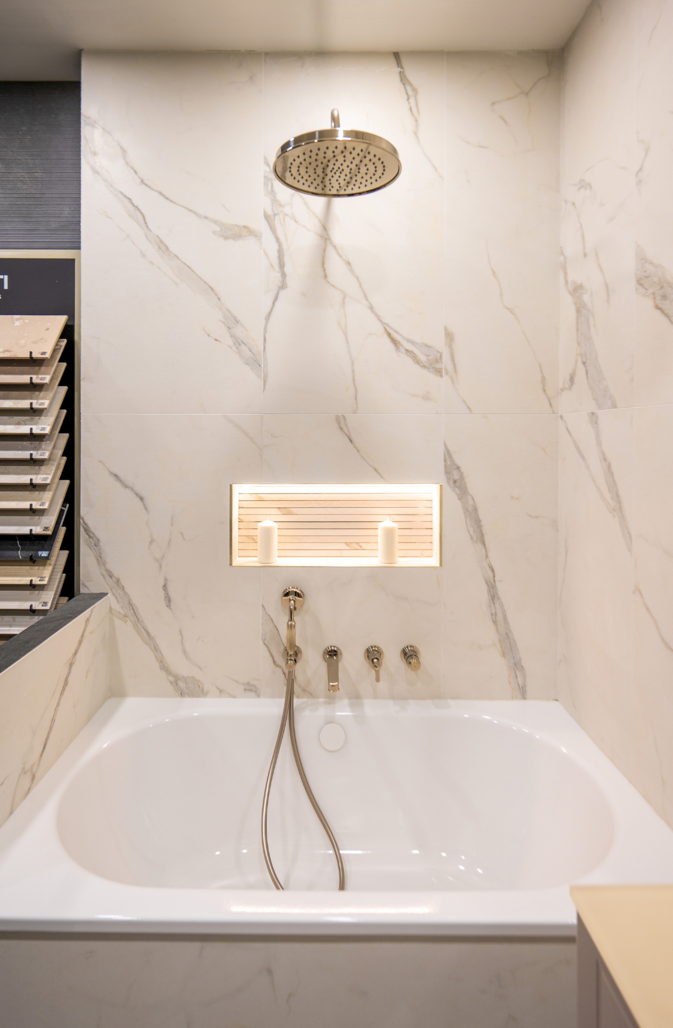 Zoom sur la salle de bain en marbre de la Maison Marmorini